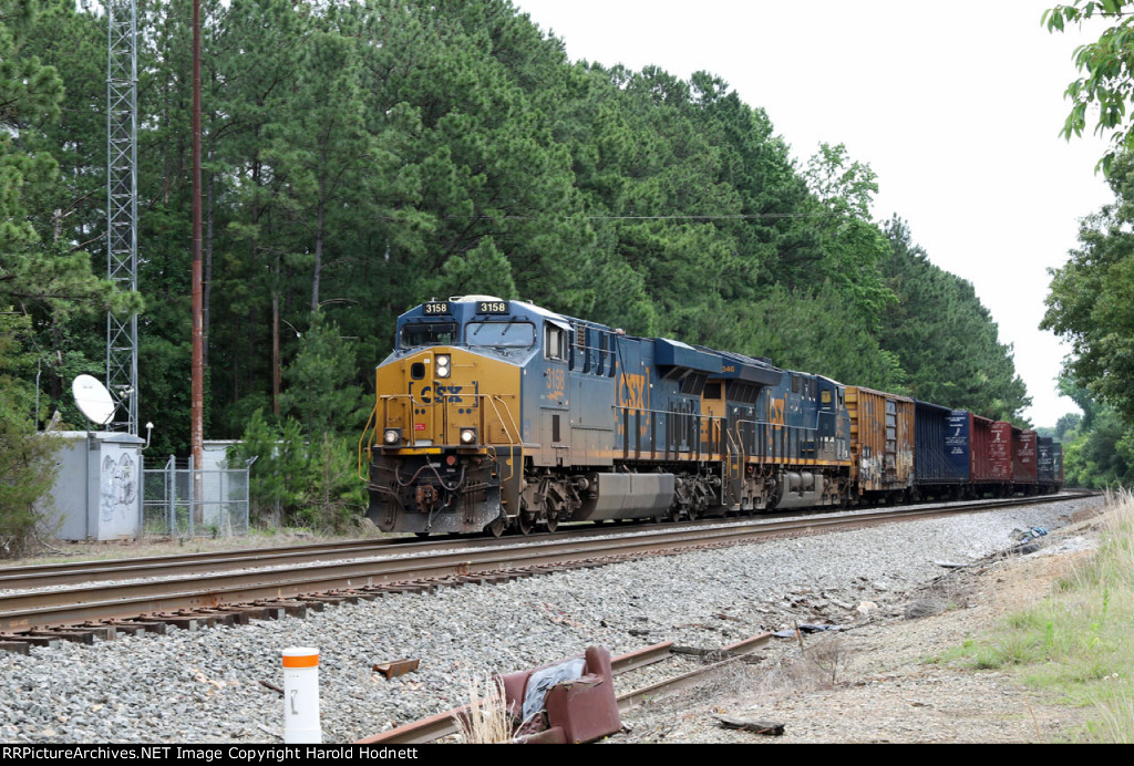 CSX 3158 leads train L619-02 southbound